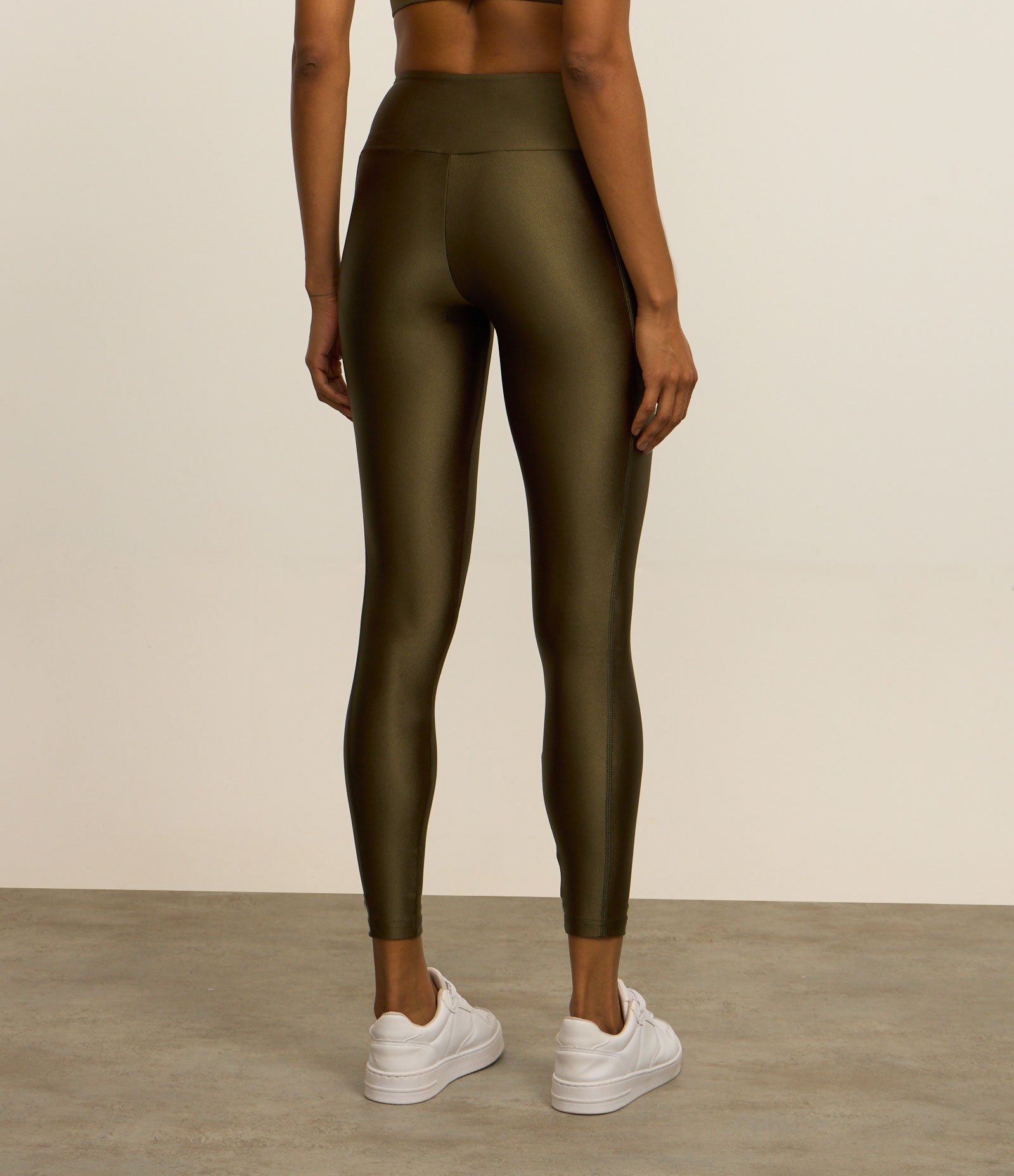 Calça Legging Esportiva em Microfibra com Efeito Metalizado e Bolso Verde 3