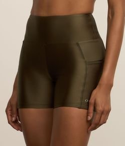 Bermuda Esportiva em Microfibra com Efeito Metalizado e Bolso