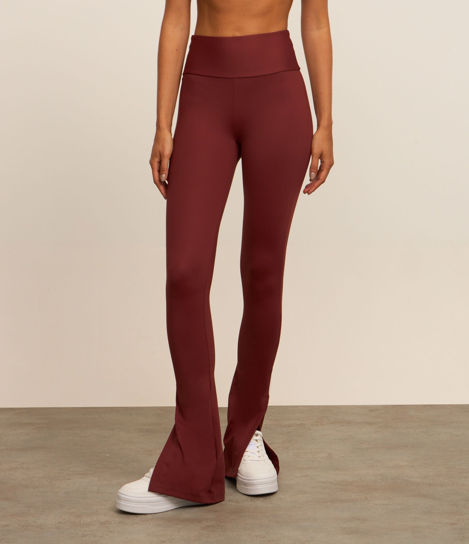 Calça Legging Flare Esportiva em Microfibra com Fenda Lateral 2