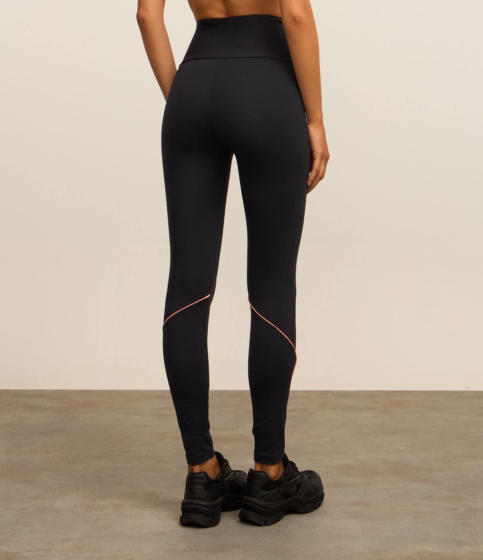 Calça Legging em Poliamida com Bolsos e Detalhe de Frisos Preto