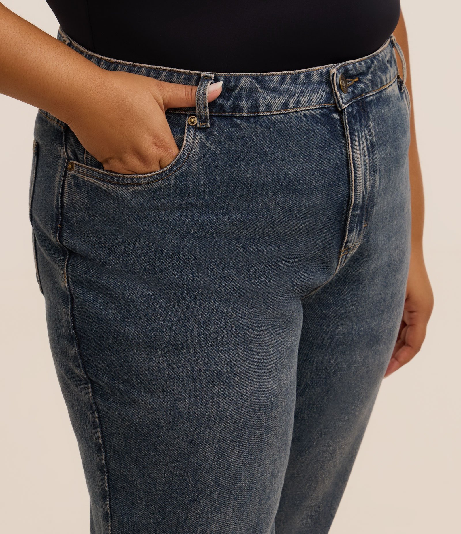 Calça Reta em Jeans Dirty Marmorizada Curve & Plus Size Azul 4