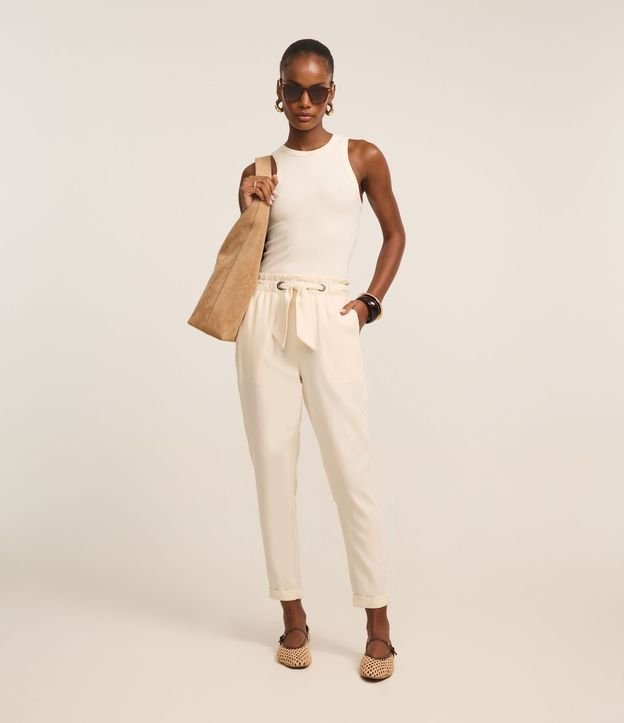 Calça Carrot em Sarja com Cós Elástico e Amarração na Cintura