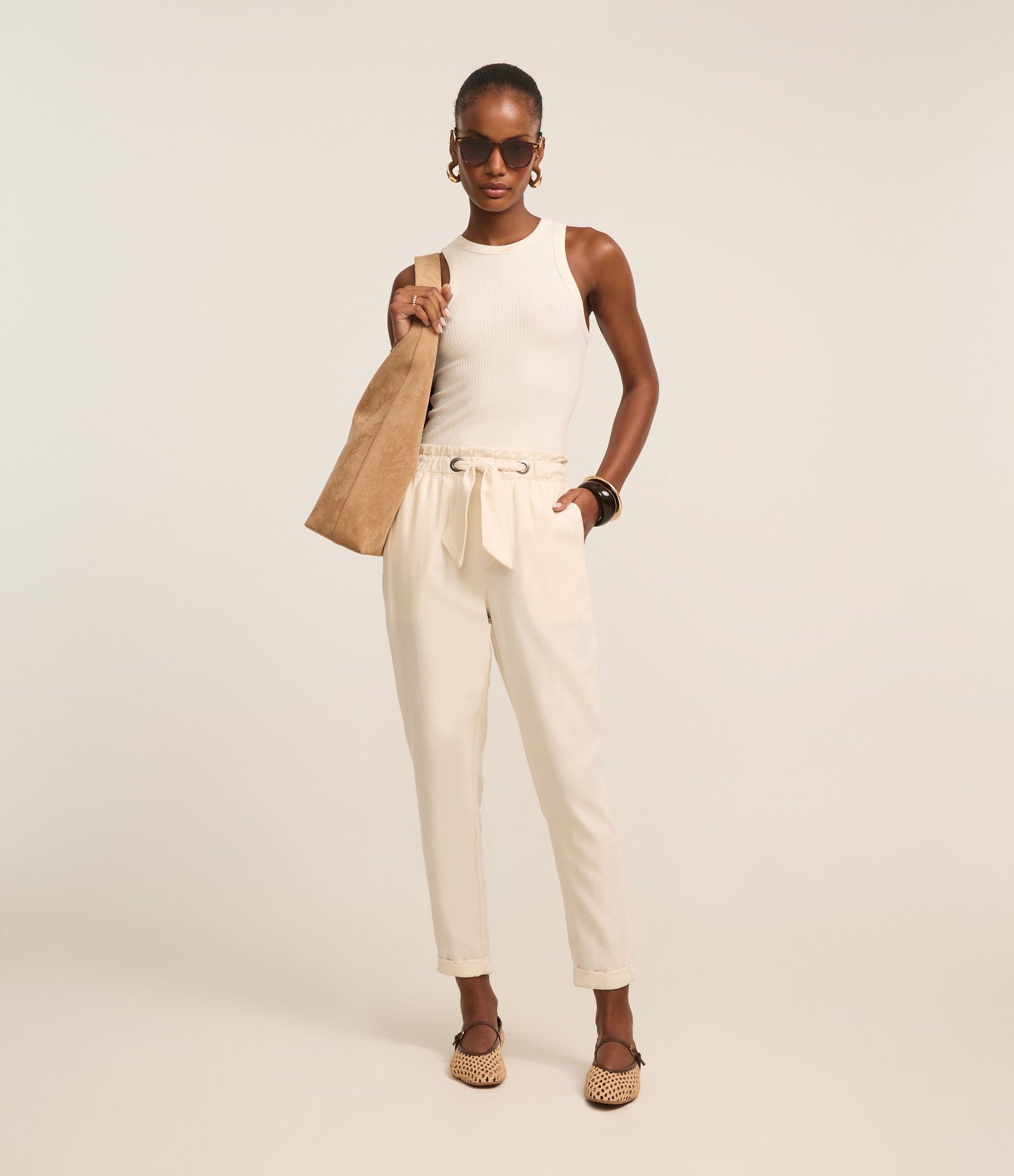 Calça Carrot em Sarja com Cós Elástico e Amarração na Cintura Off White 1