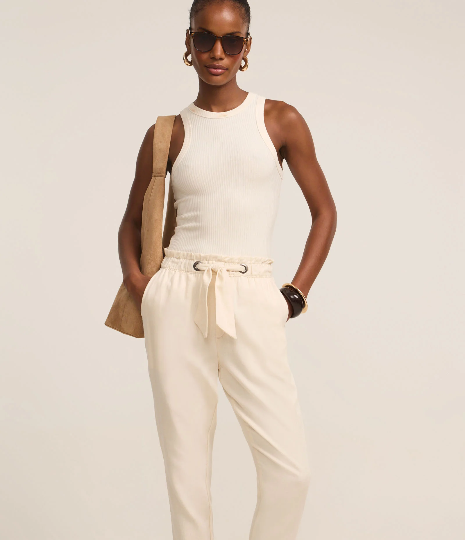 Calça Carrot em Sarja com Cós Elástico e Amarração na Cintura Off White 2