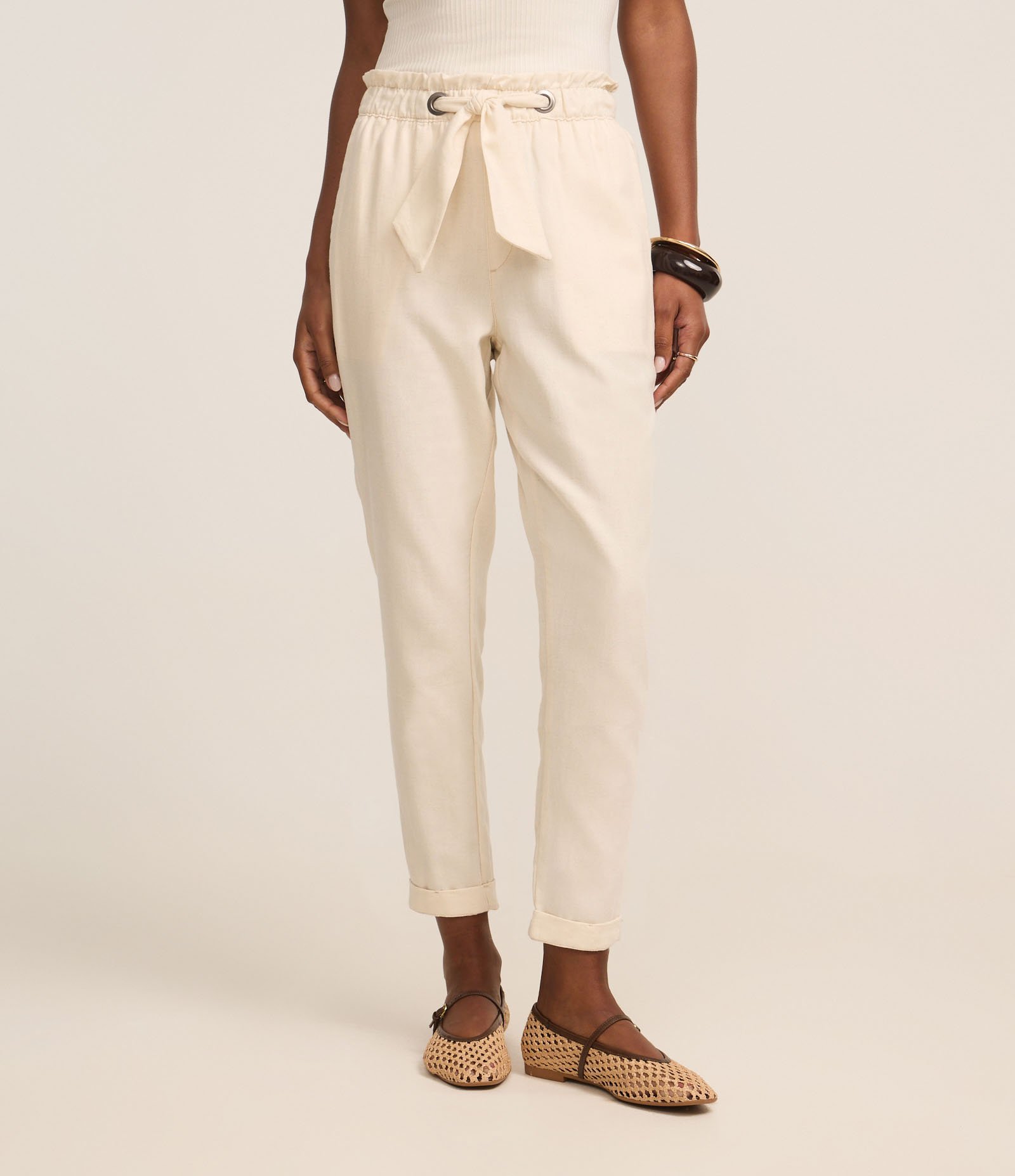 Calça Carrot em Sarja com Cós Elástico e Amarração na Cintura Off White 3