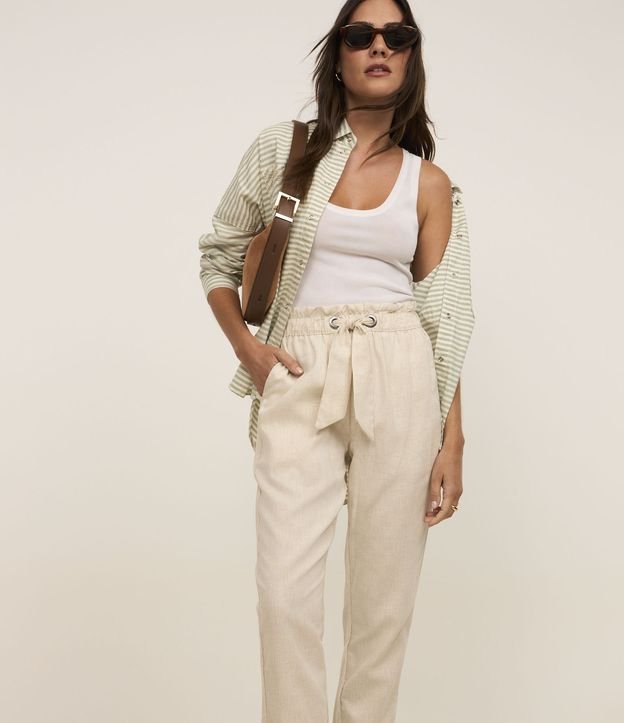 Calça Carrot em Sarja com Cós Elástico e Amarração na Cintura