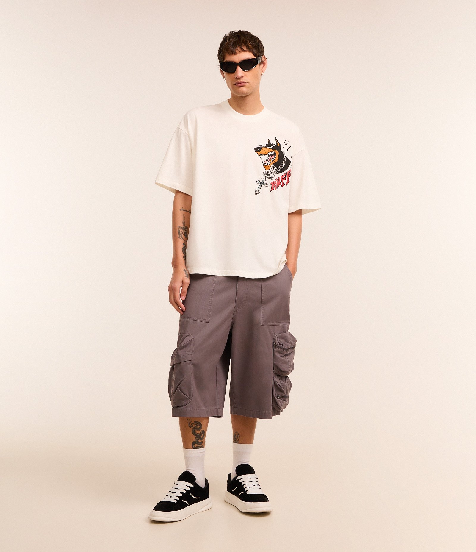 Bermuda Super Baggy em Sarja Bolso Cargo com Fechamento em Zíper Cinza 1