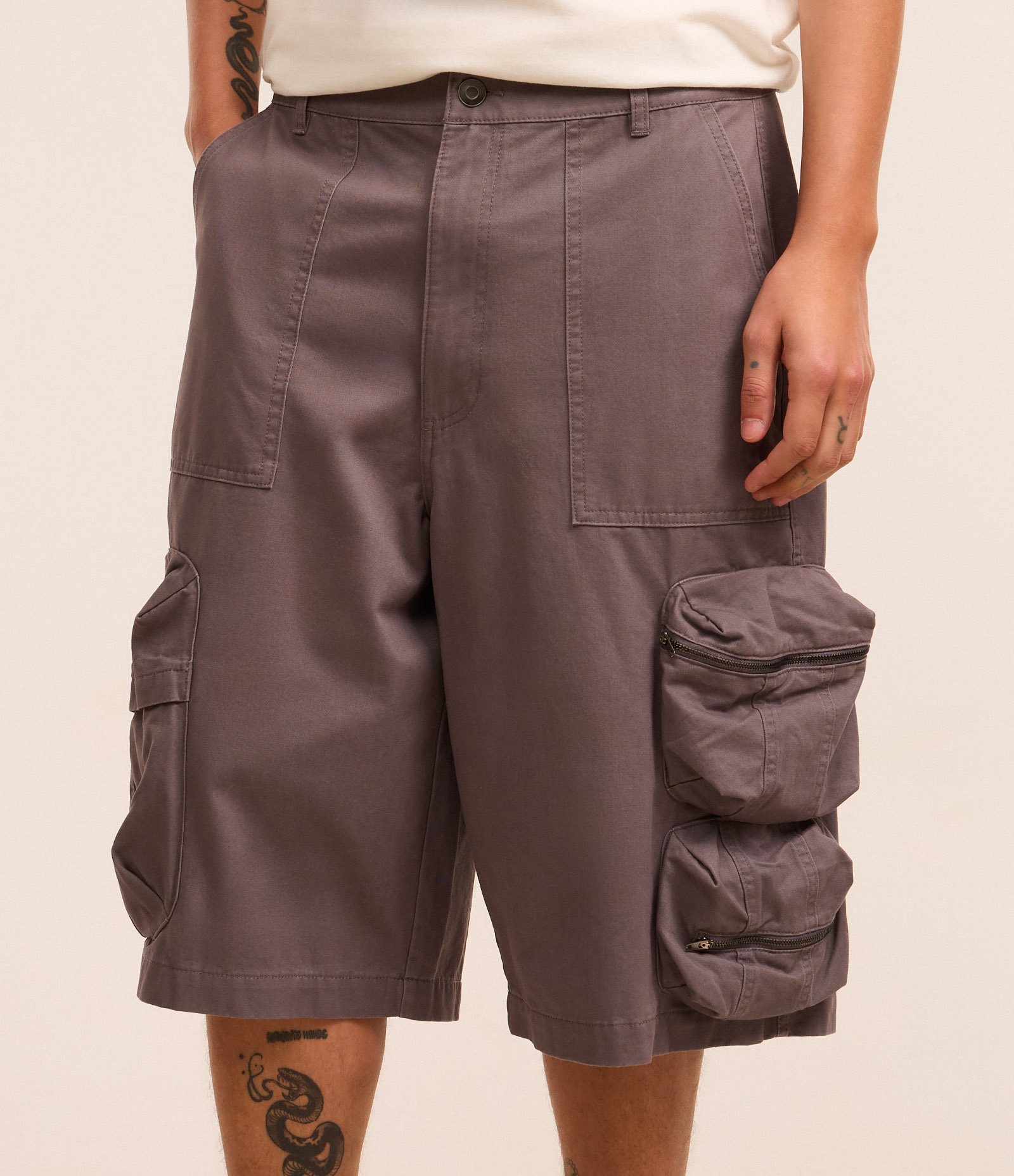 Bermuda Super Baggy em Sarja Bolso Cargo com Fechamento em Zíper Cinza 2