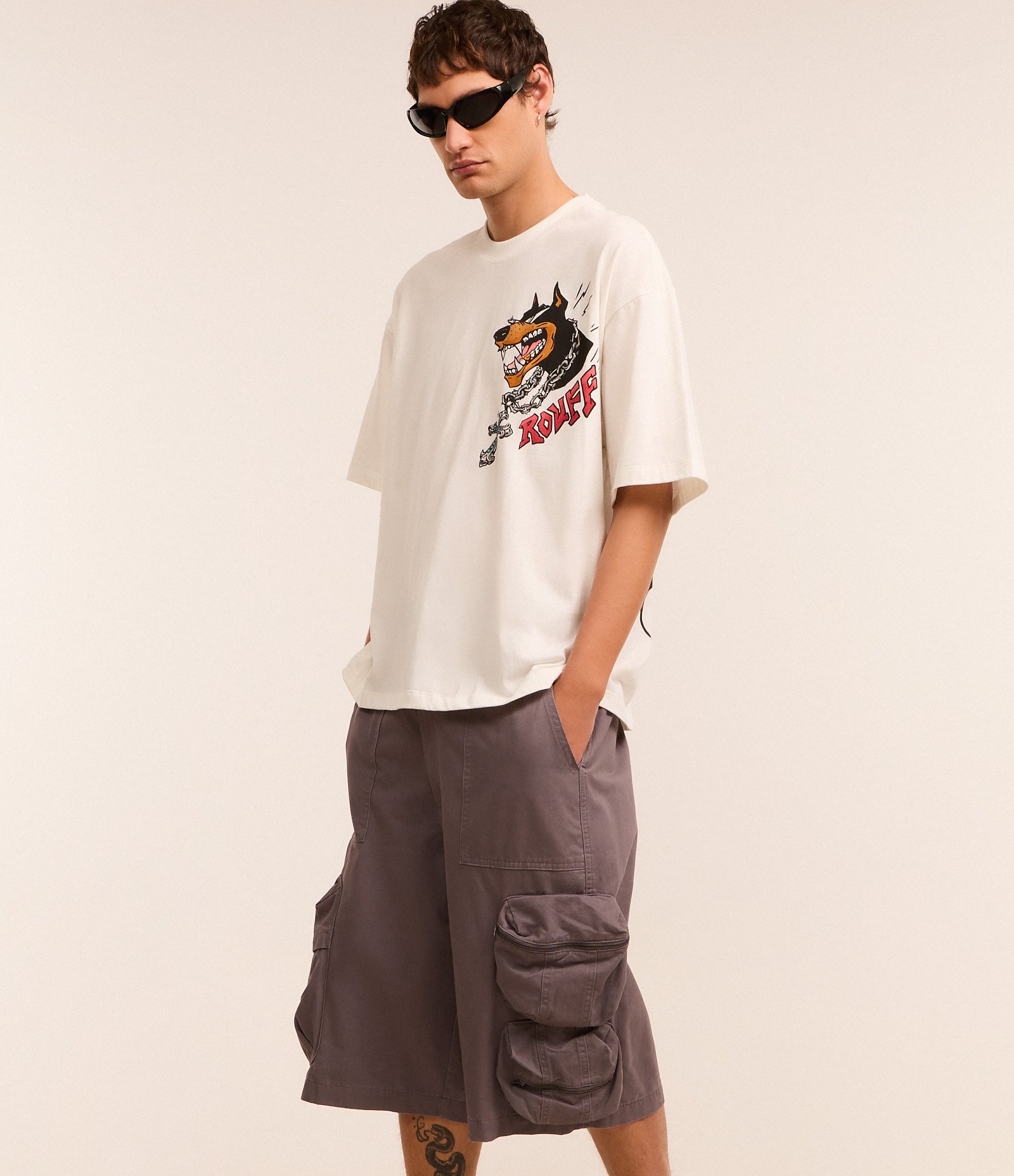 Bermuda Super Baggy em Sarja Bolso Cargo com Fechamento em Zíper Cinza 4