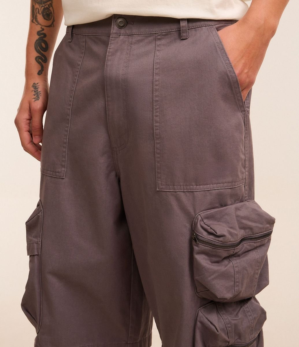 Bermuda Super Baggy em Sarja Bolso Cargo com Fechamento em Zíper Cinza