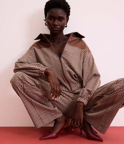 Jaqueta Bomber em Alfaiataria Xadrez e Recorte nos Ombros