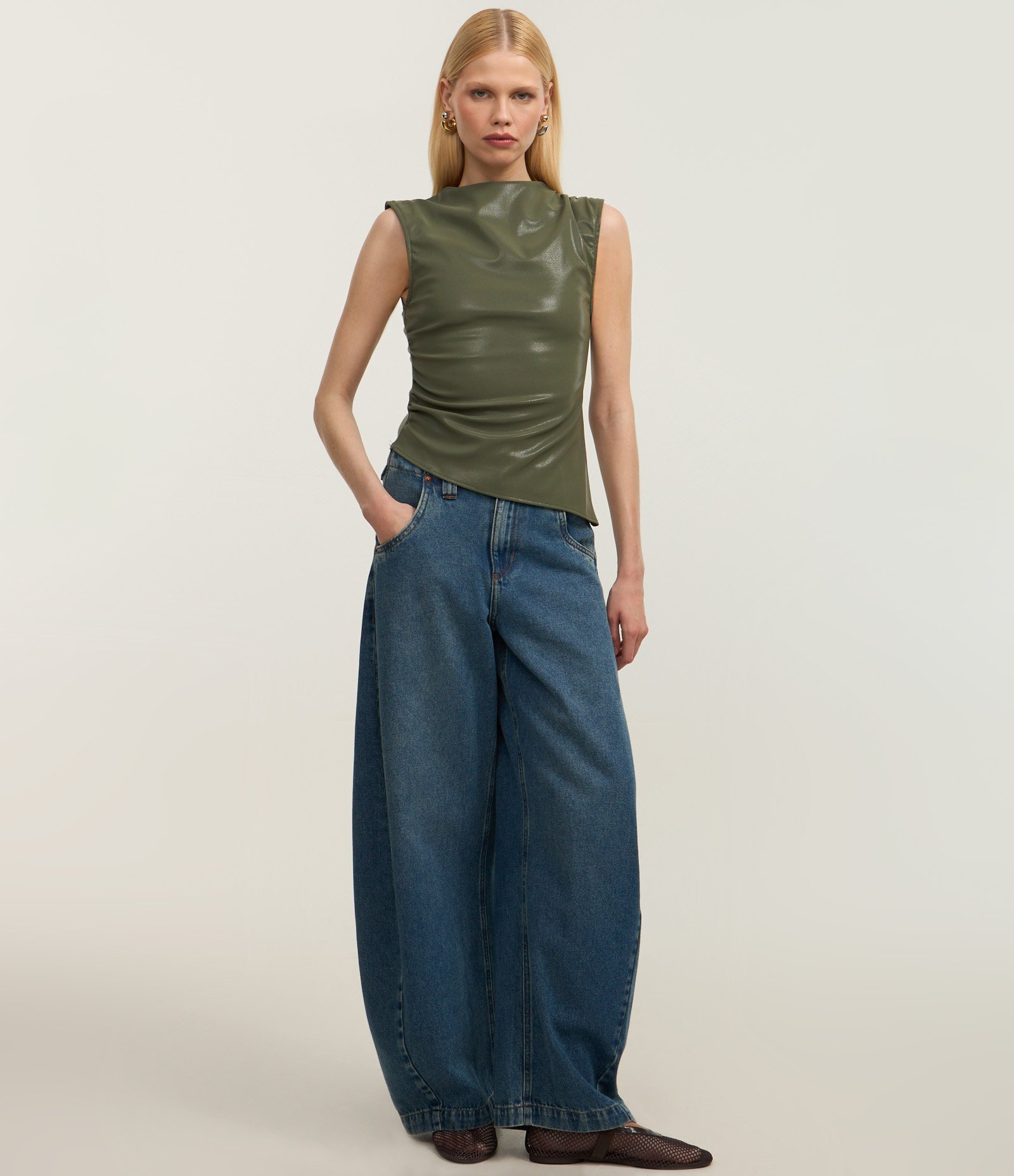 Blusa em Pu com Drapeado Lateral e Zíper Verde 2