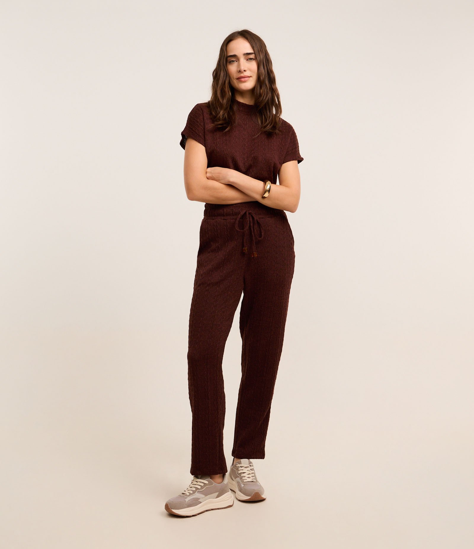 Calça Cenoura com Amarração no Cós e Bolsos Laterais Marrom 1