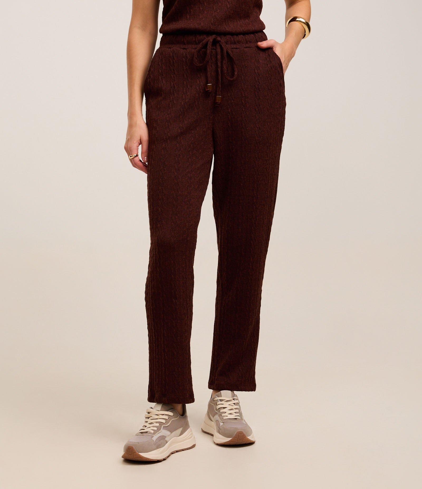 Calça Cenoura com Amarração no Cós e Bolsos Laterais Marrom 3