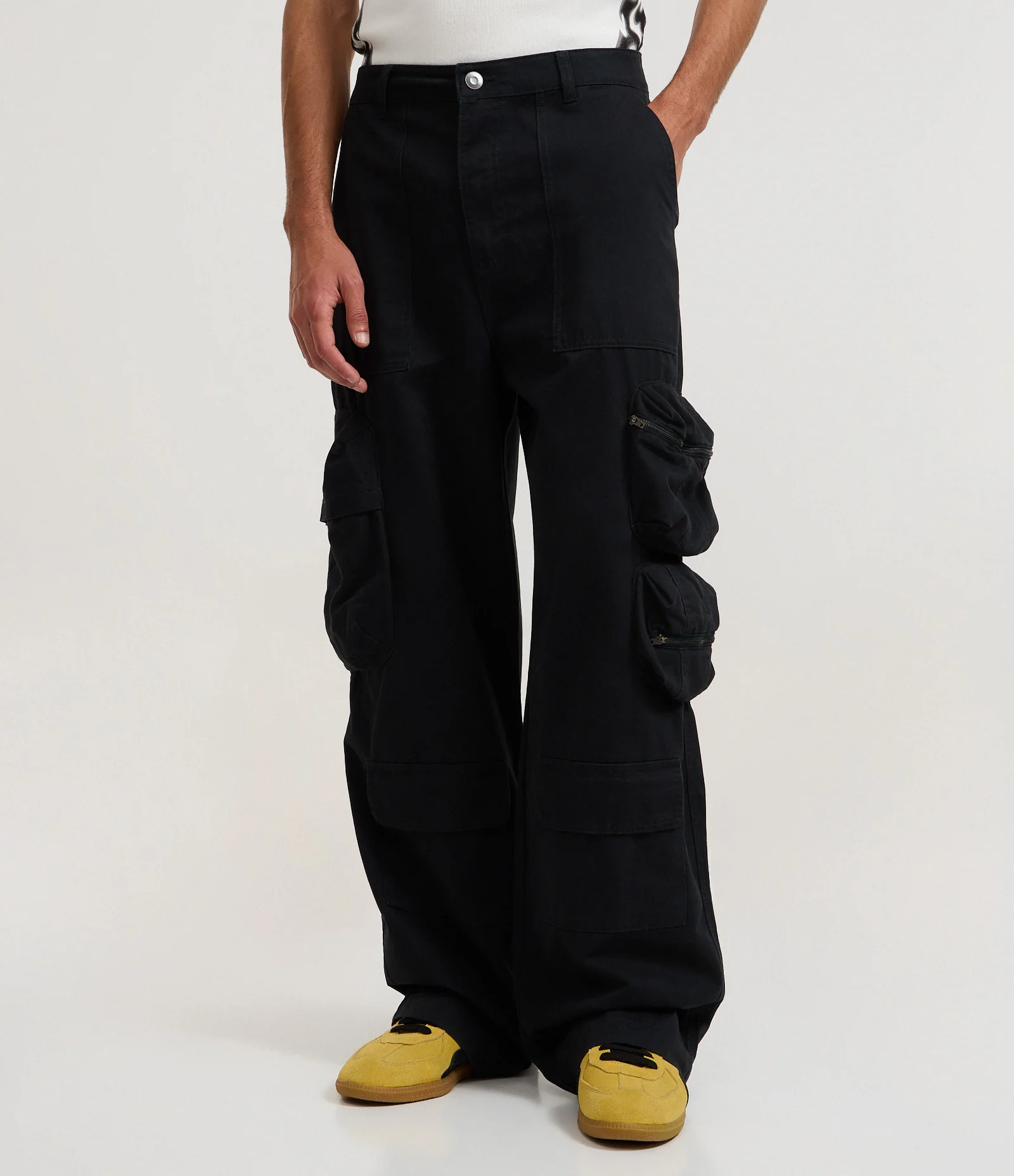 Calça Super Baggy em Sarja com Bolso Cargo Preto 2