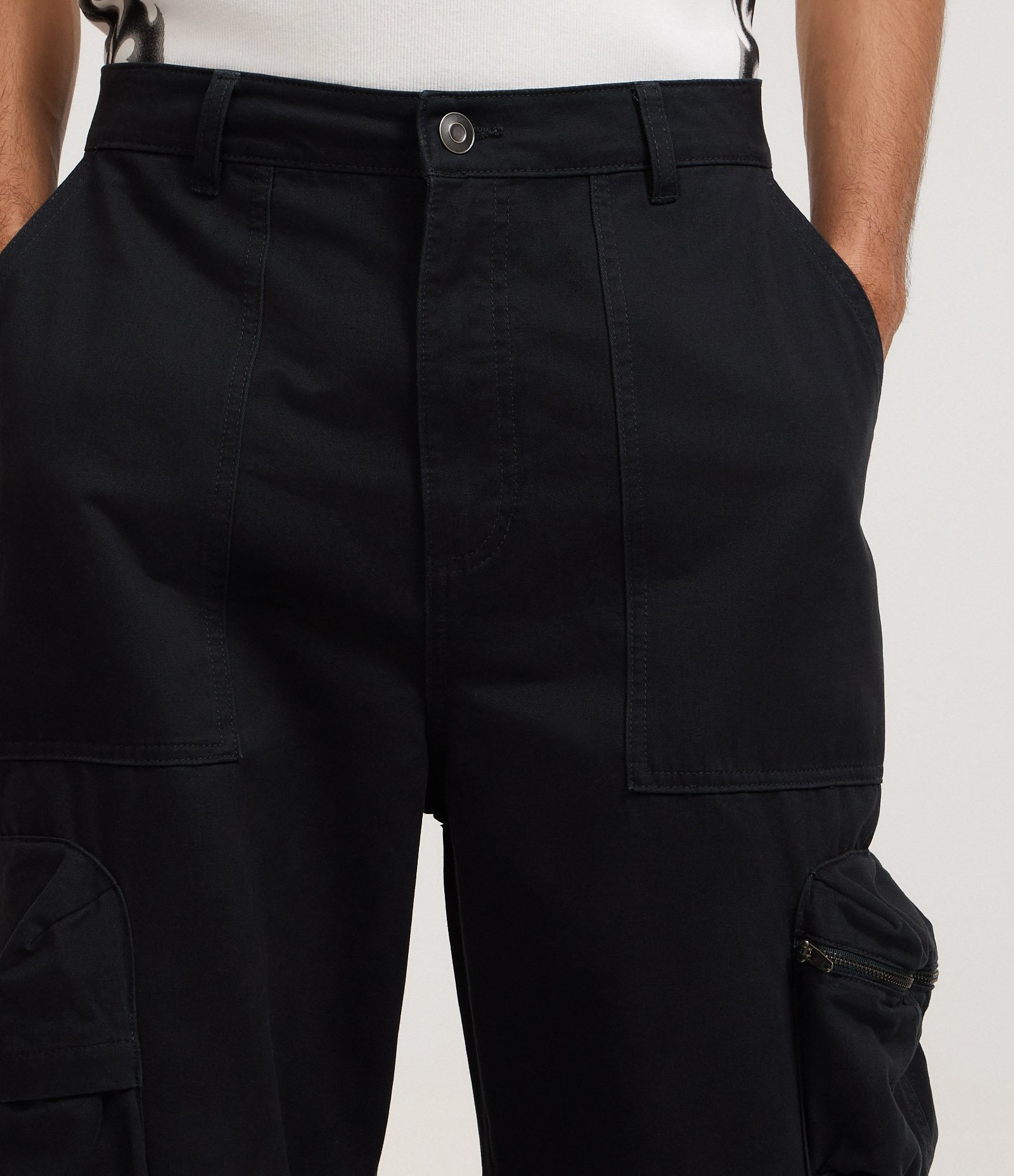 Calça Super Baggy em Sarja com Bolso Cargo Preto 4