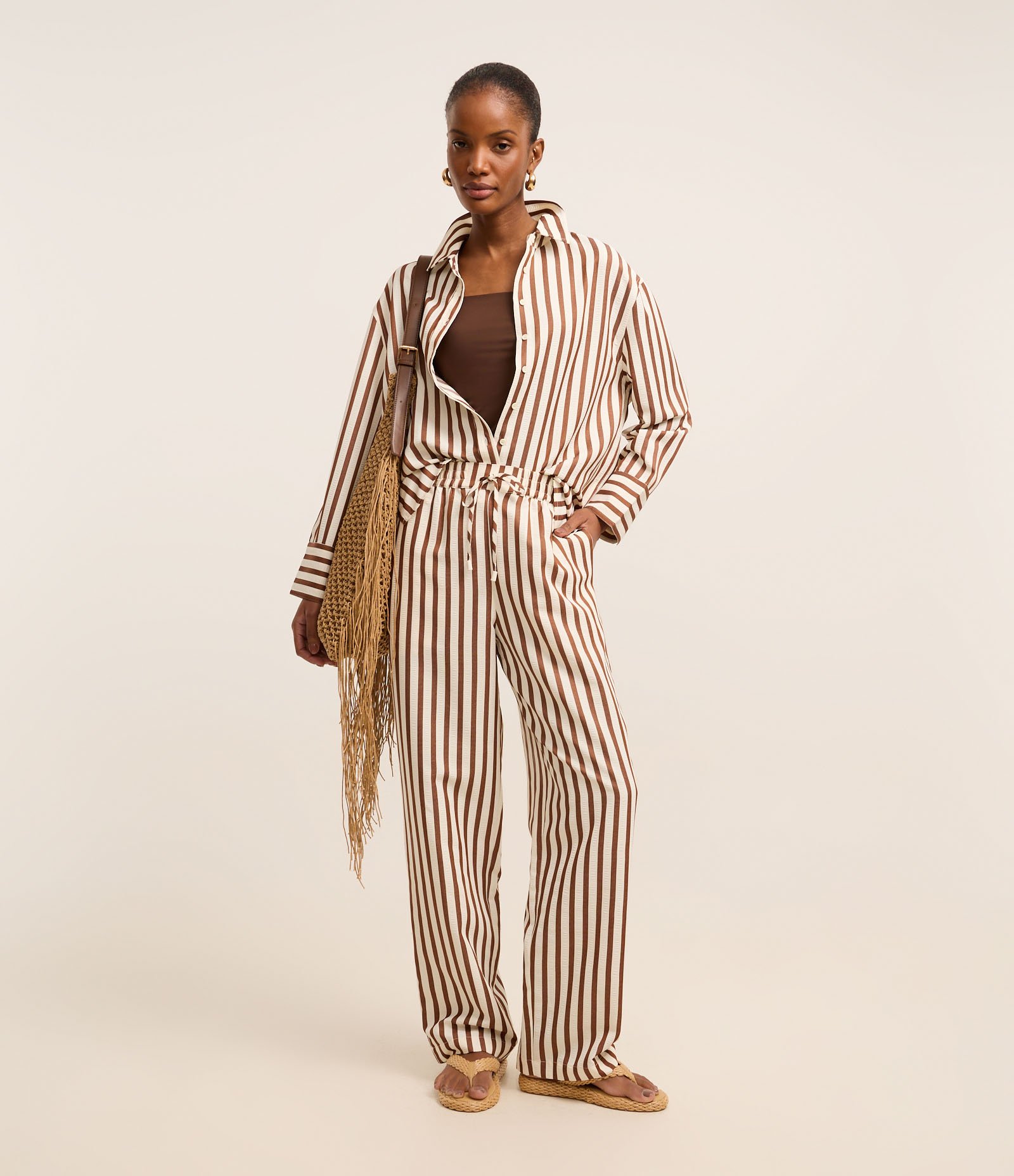 Calça Fluída Anarruga Listrada com Cós Elástico Marrom 1