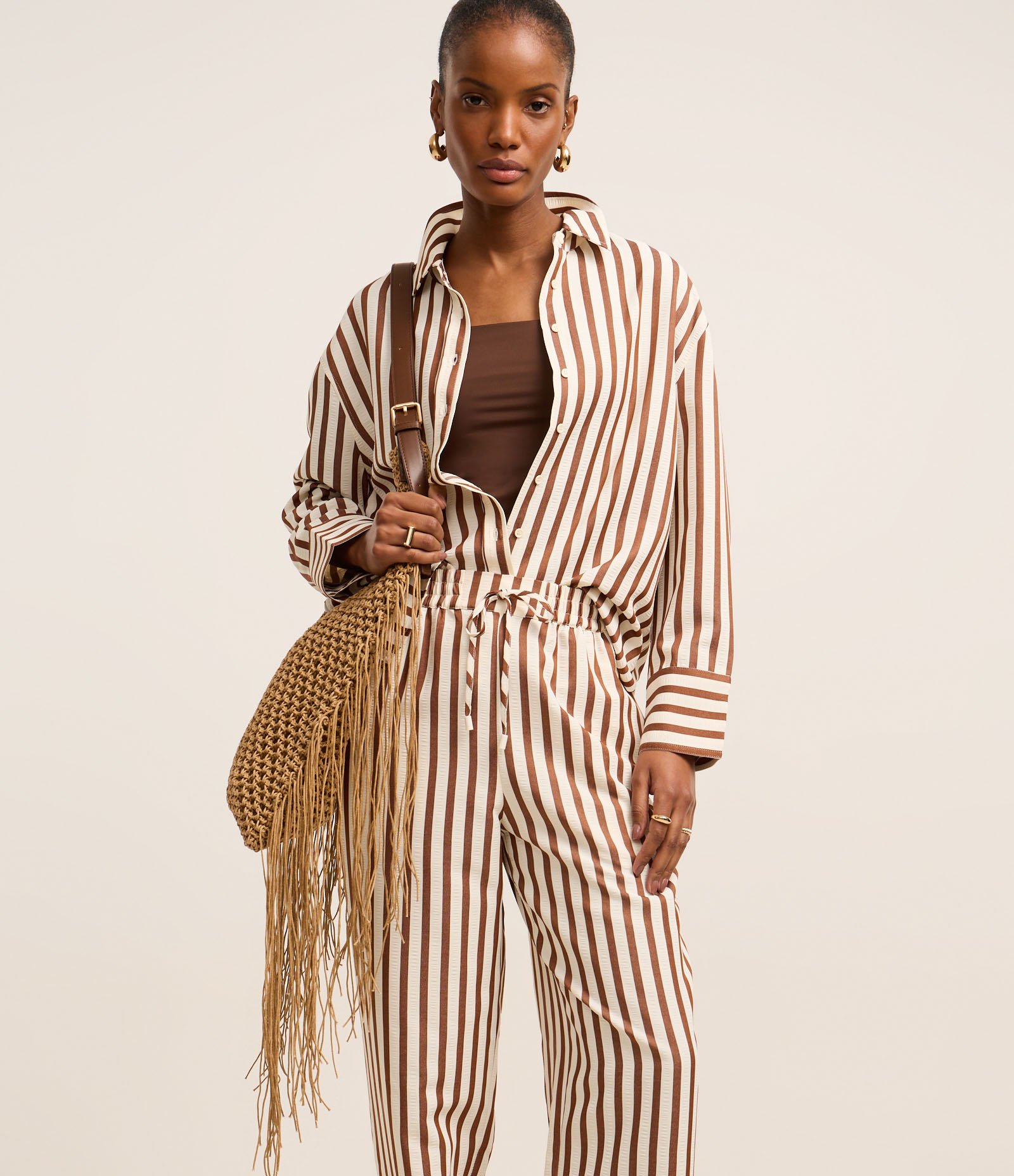 Calça Fluída Anarruga Listrada com Cós Elástico Marrom 2