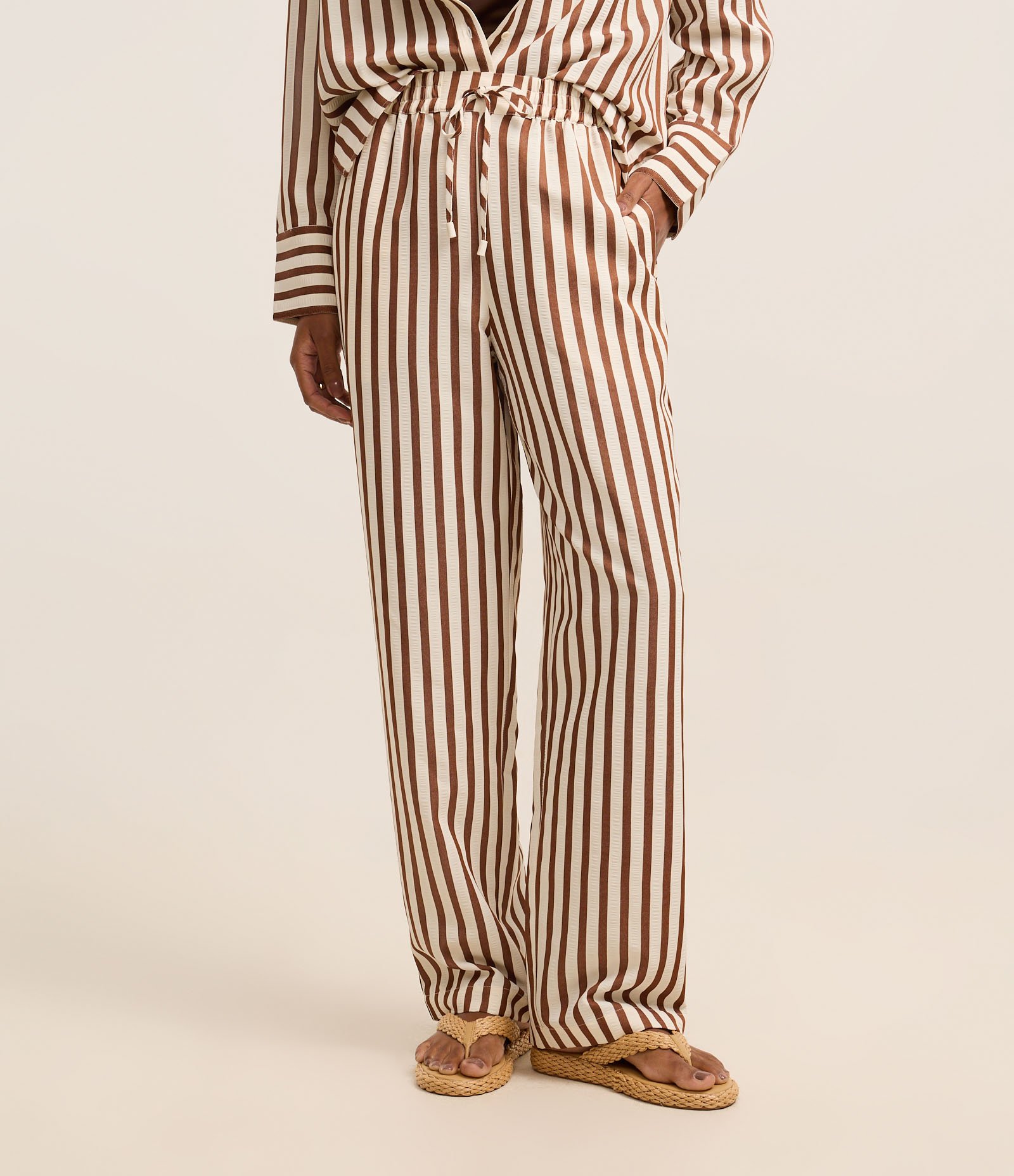 Calça Fluída Anarruga Listrada com Cós Elástico Marrom 3