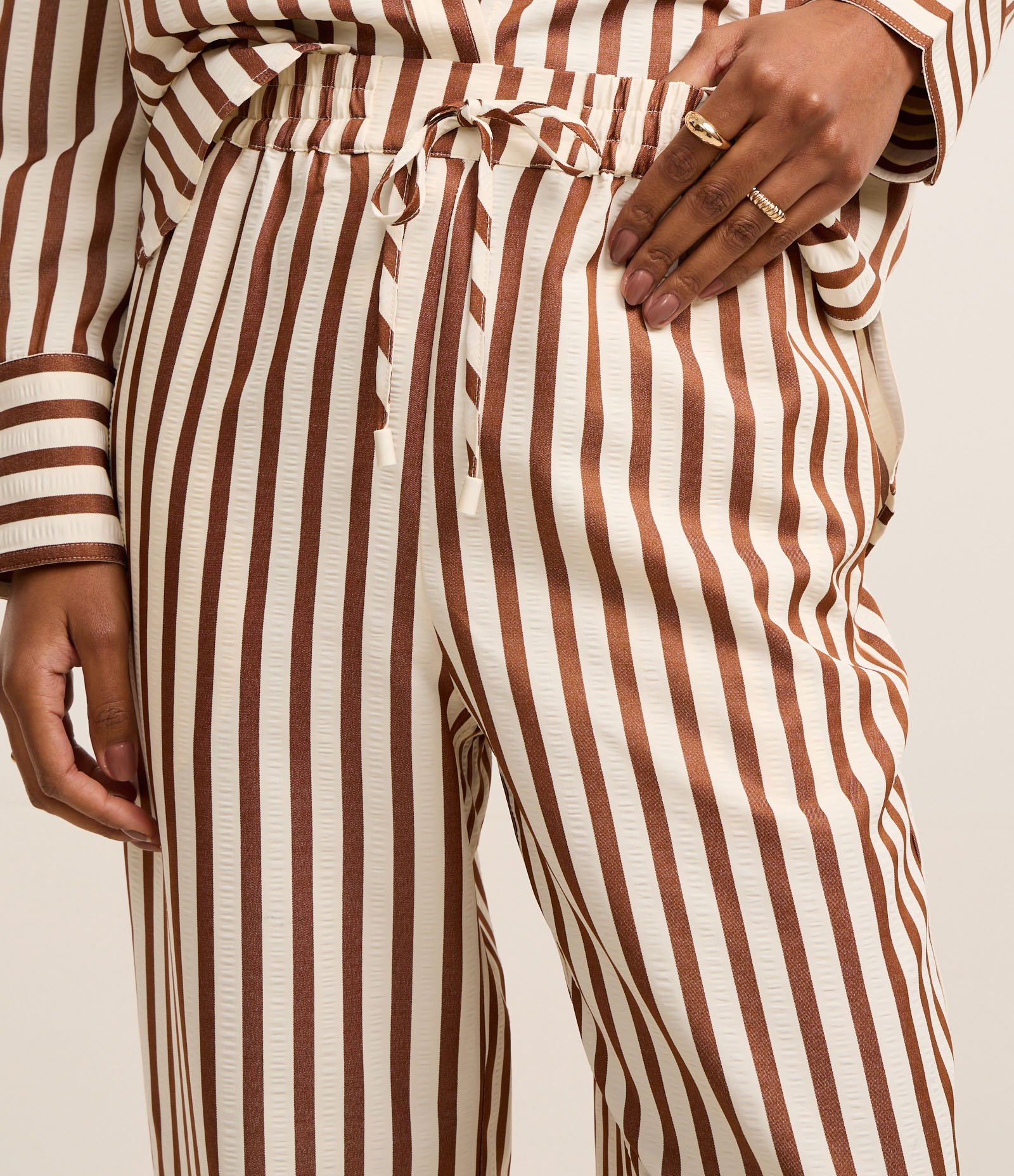 Calça Fluída Anarruga Listrada com Cós Elástico Marrom 4