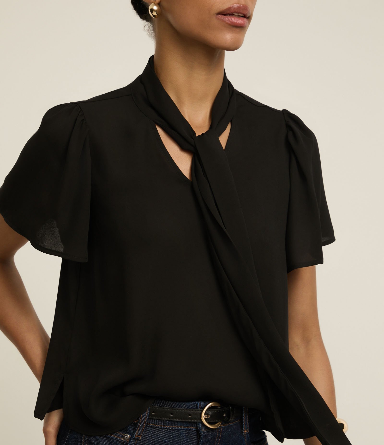 Blusa em Chiffon com Gola Laço e Manga Bufante Preto 3