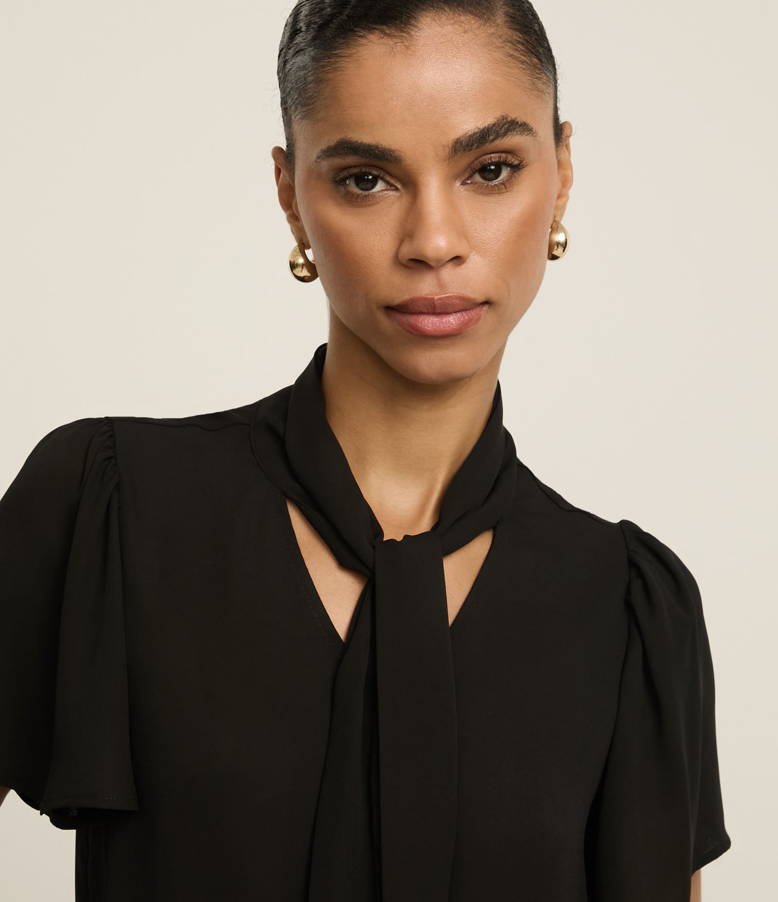 Blusa em Chiffon com Gola Laço e Manga Bufante Preto 4