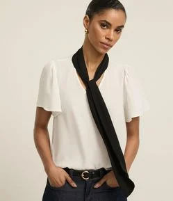 Blusa em Chiffon com Gola Laço Contrastante