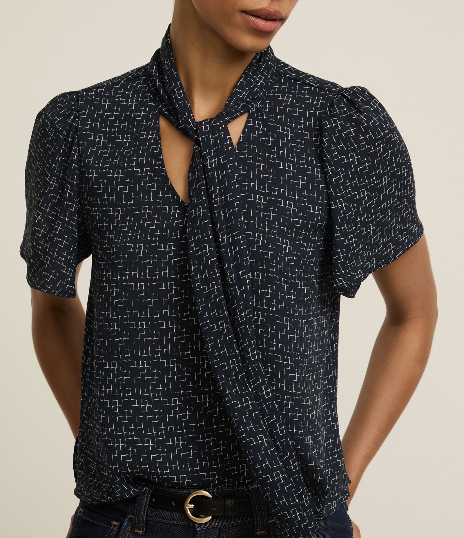 Blusa em Chiffon com Gola Laço e Estampa Geométrica Azul 3