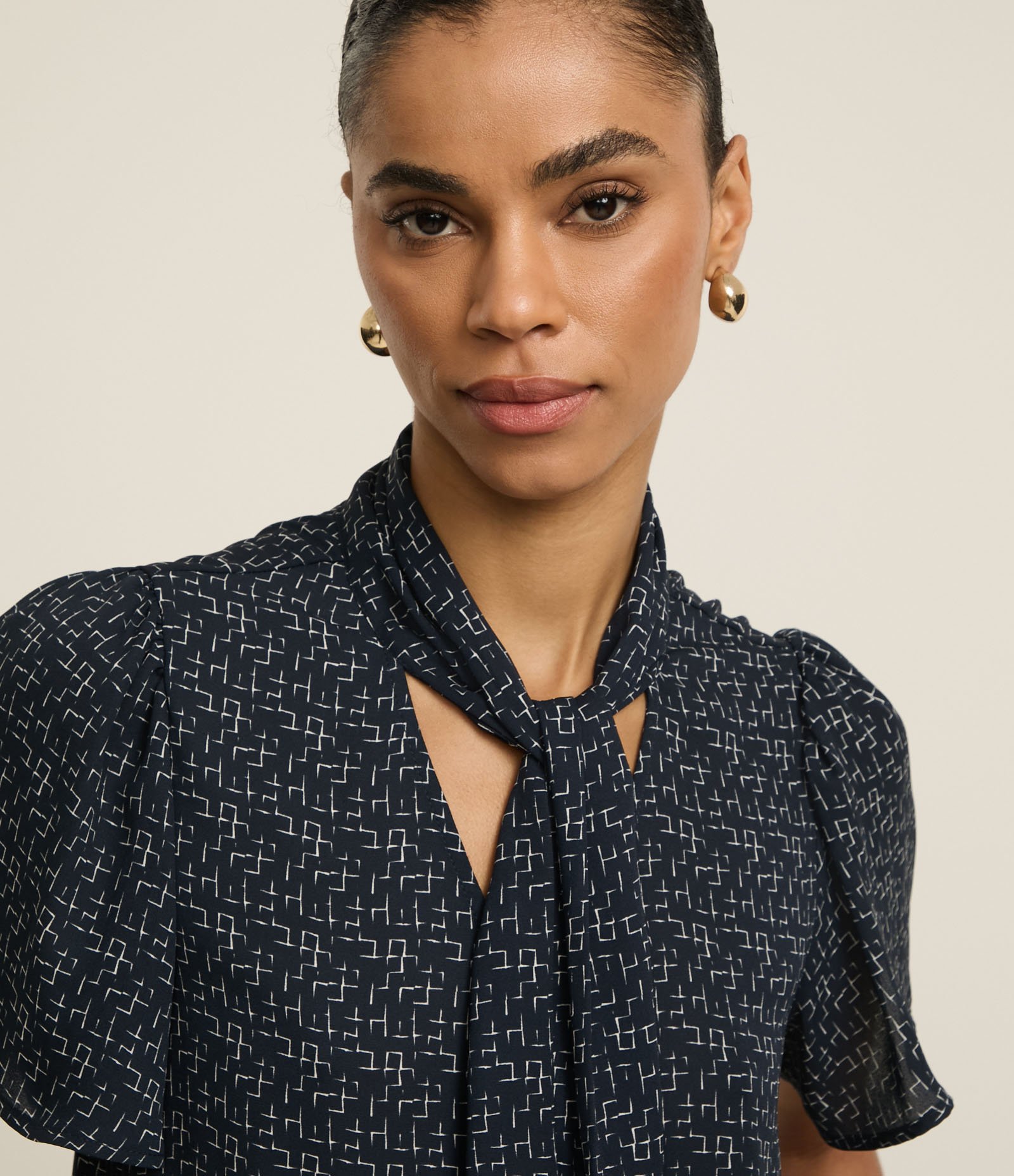 Blusa em Chiffon com Gola Laço e Estampa Geométrica Azul 4