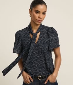Blusa em Chiffon com Gola Laço e Estampa Geométrica