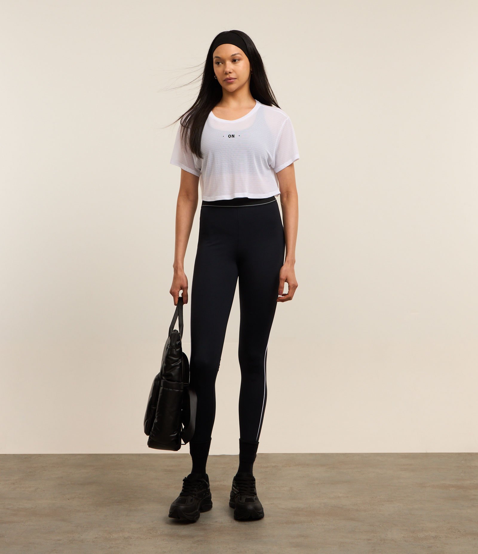 Camiseta Cropped Esportiva em Microfibra Texturizada e Estampa On Branco 2