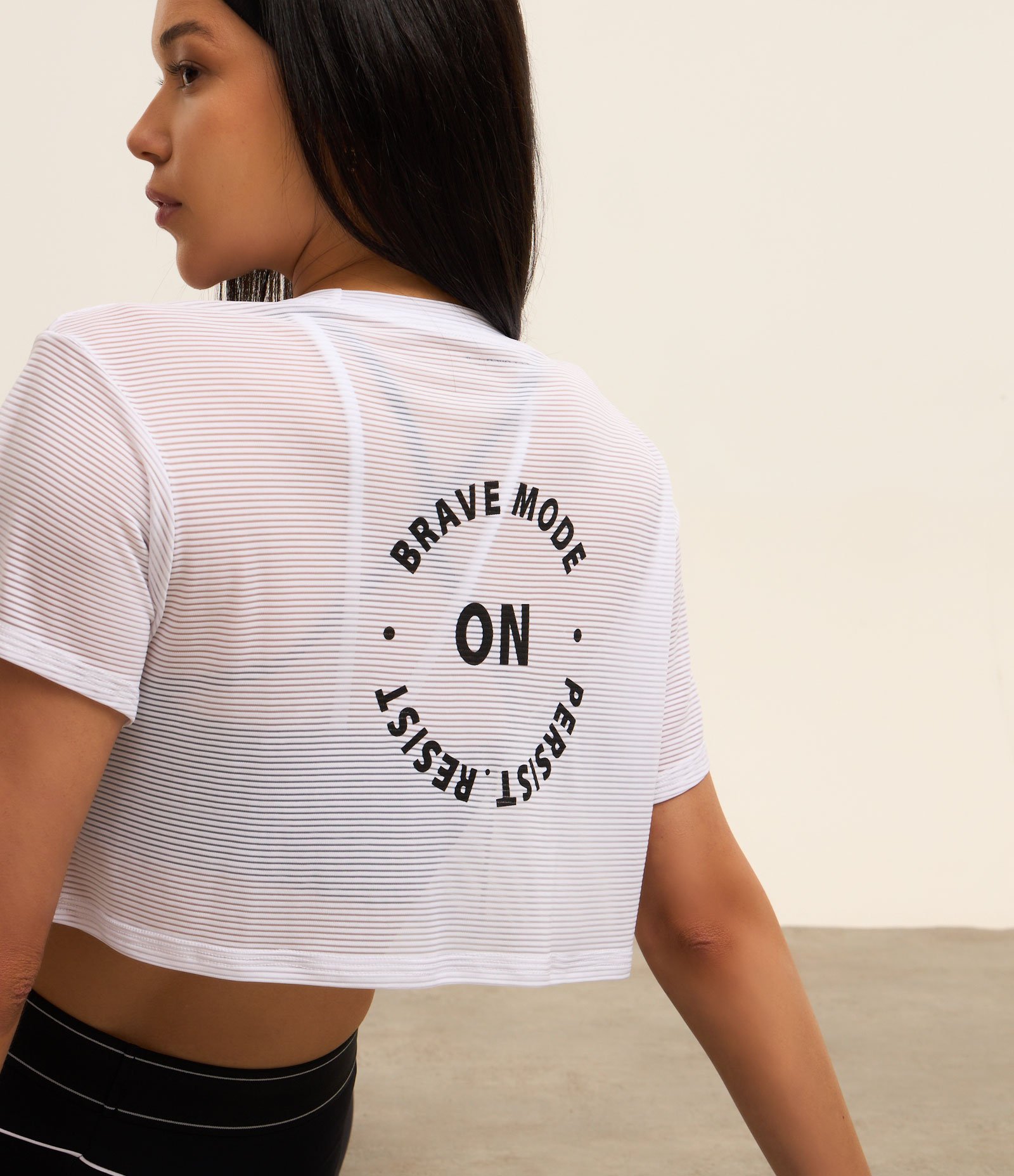 Camiseta Cropped Esportiva em Microfibra Texturizada e Estampa On Branco 3