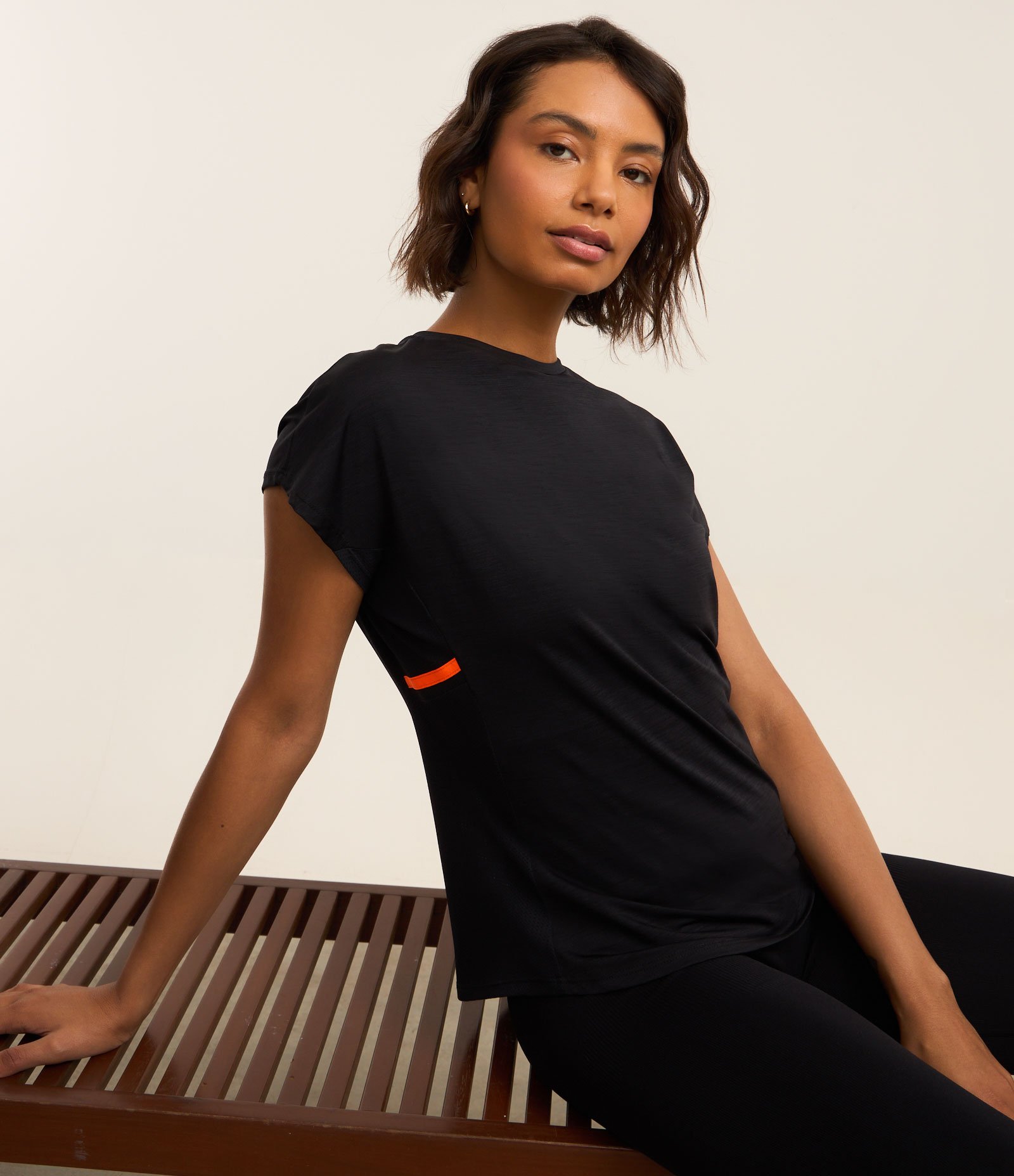 Camiseta Esportiva em Microfibra com Faixa Contrastante Preto 1