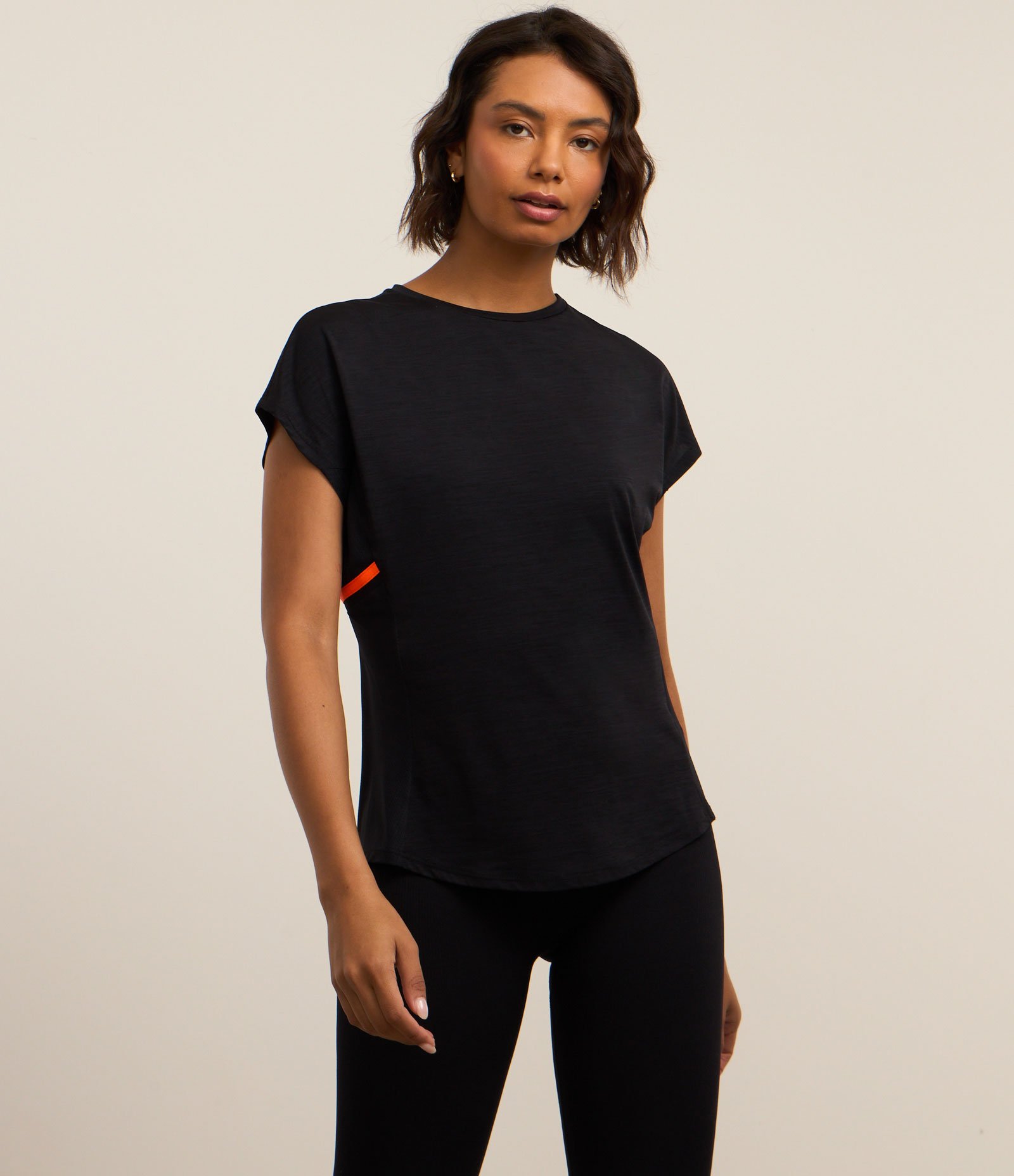 Camiseta Esportiva em Microfibra com Faixa Contrastante Preto 2