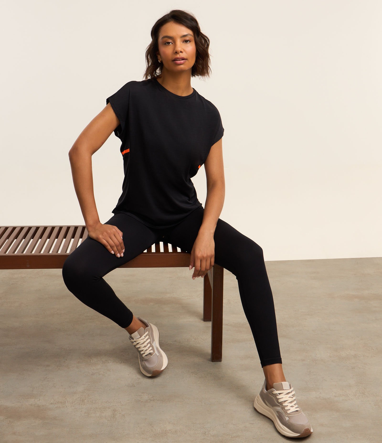 Camiseta Esportiva em Microfibra com Faixa Contrastante Preto 3