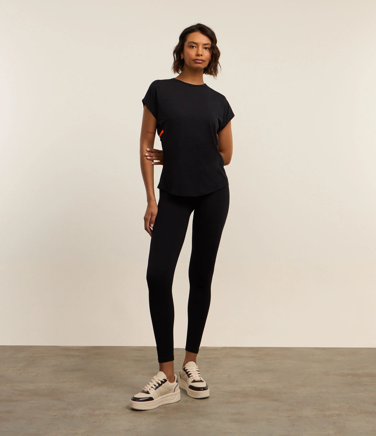 Camiseta Esportiva em Microfibra com Faixa Contrastante Preto 4