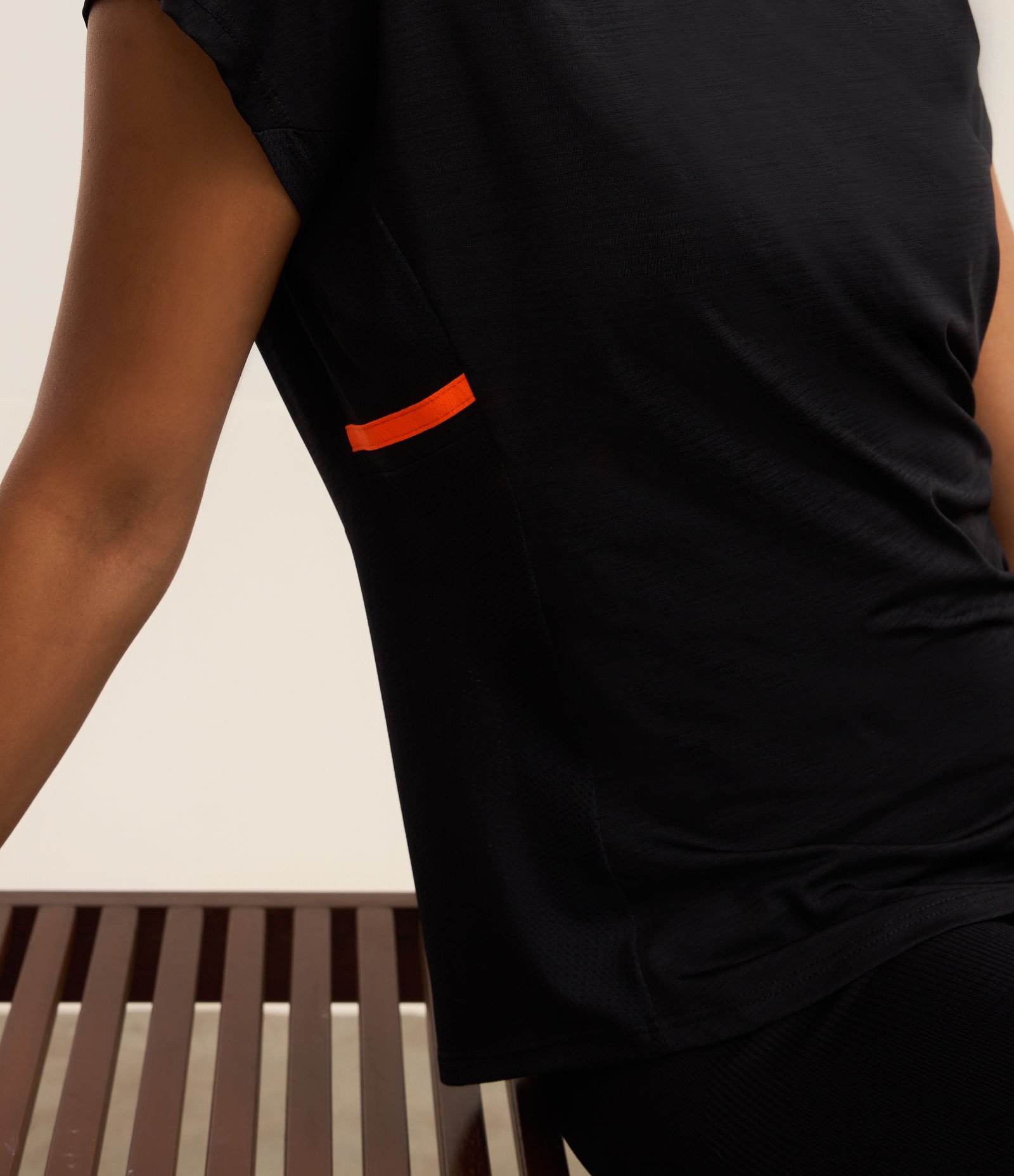 Camiseta Esportiva em Microfibra com Faixa Contrastante Preto 6