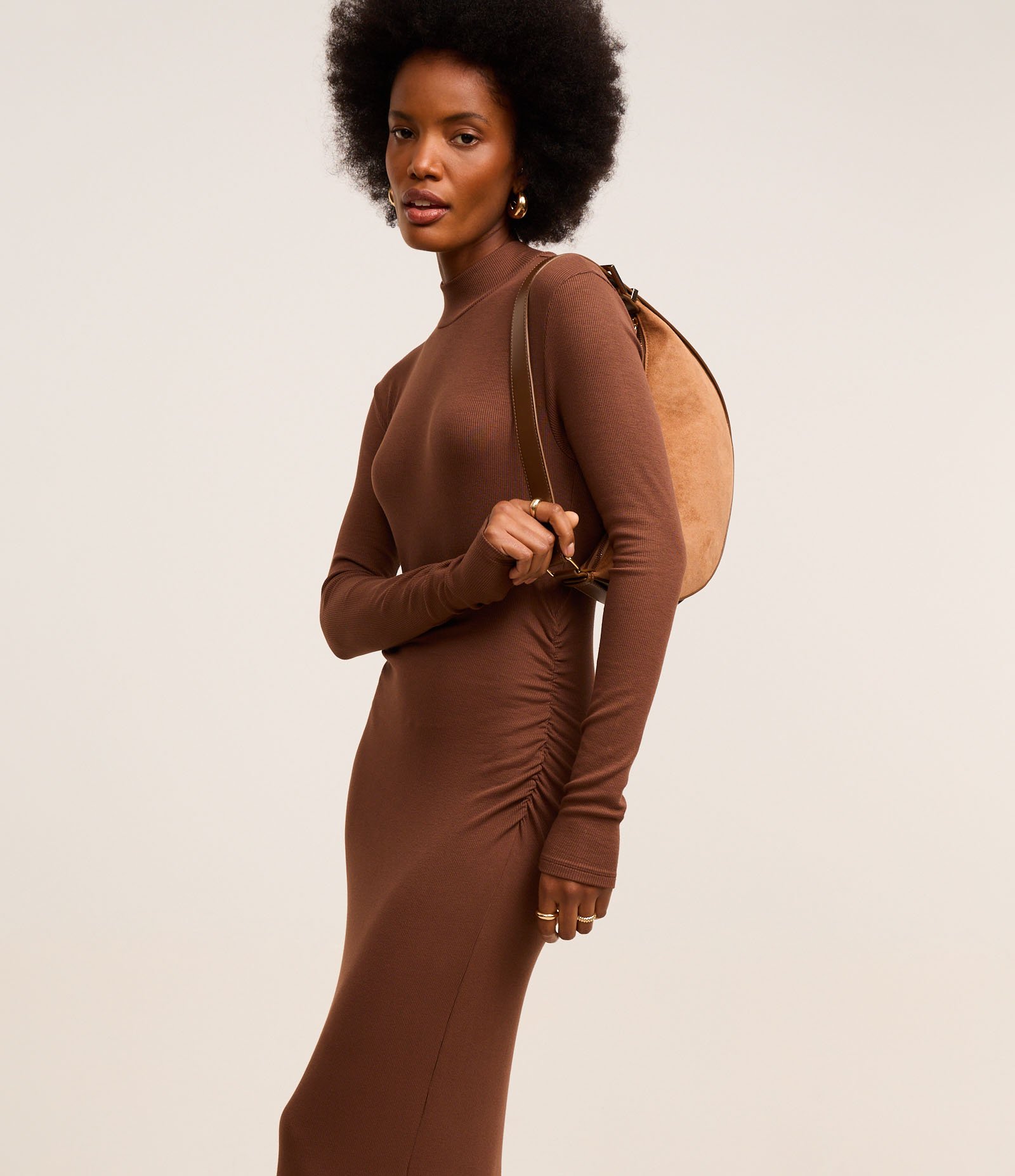 Vestido Reto Midi em Ribana com Franzido Lateral Marrom 3