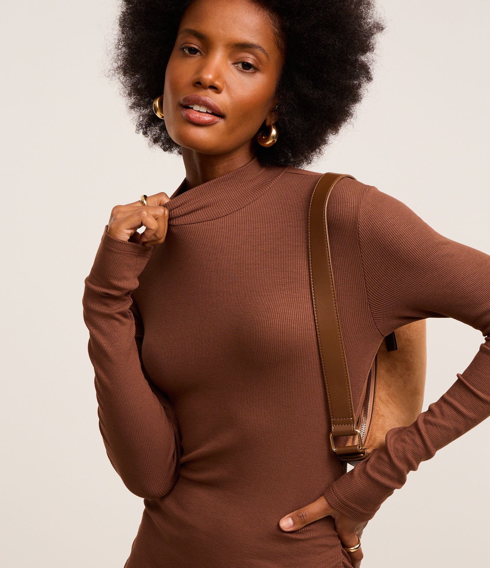 Vestido Reto Midi em Ribana com Franzido Lateral Marrom 4