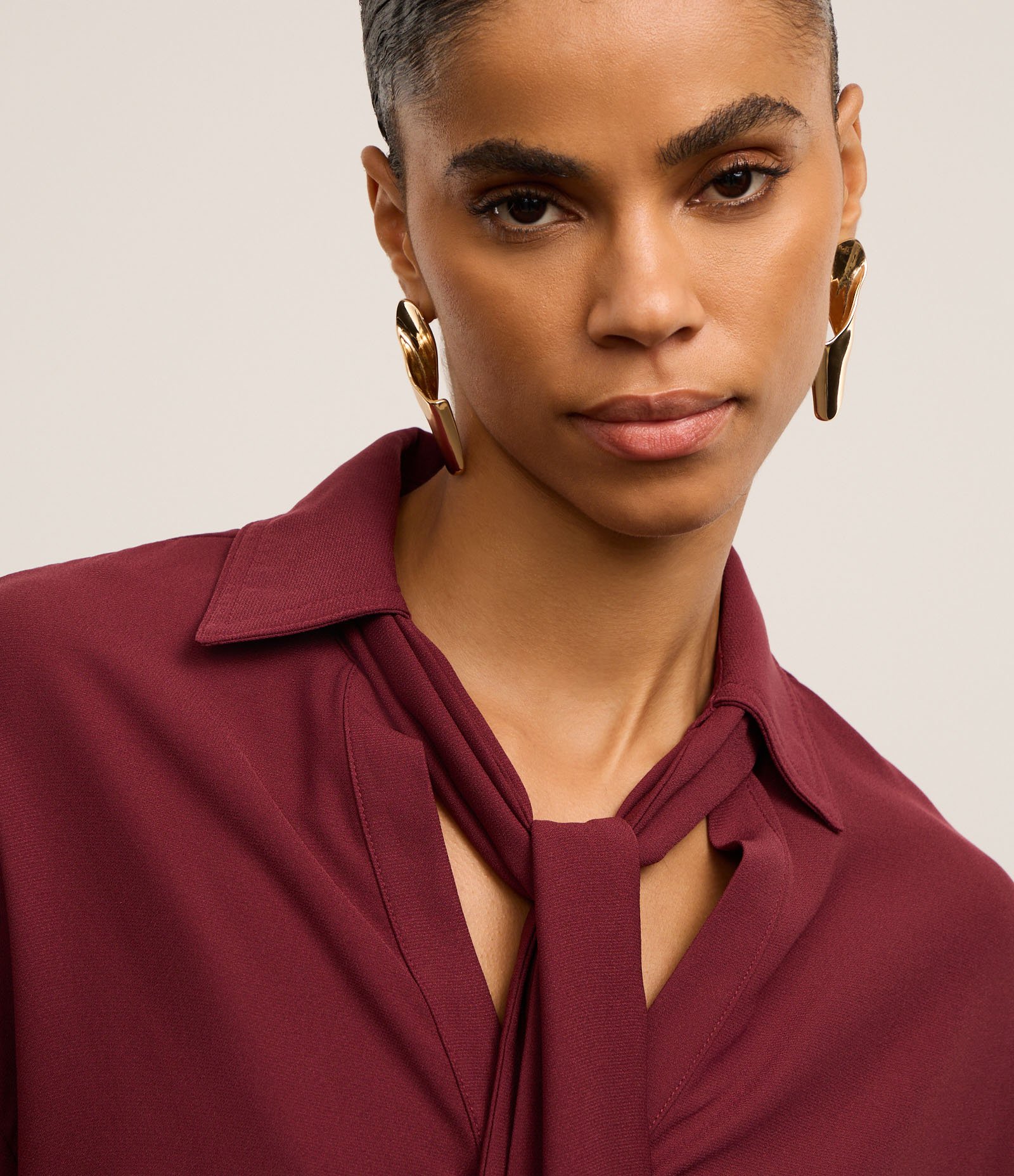 Camisa em Crepe com Gola Laço e Manga Longa Vinho 5