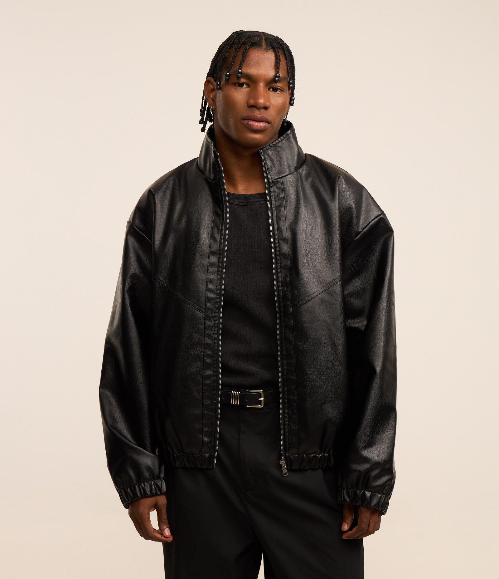 Jaqueta Boxy em Material Sintético com Gola Alta e Recortes Preto 1