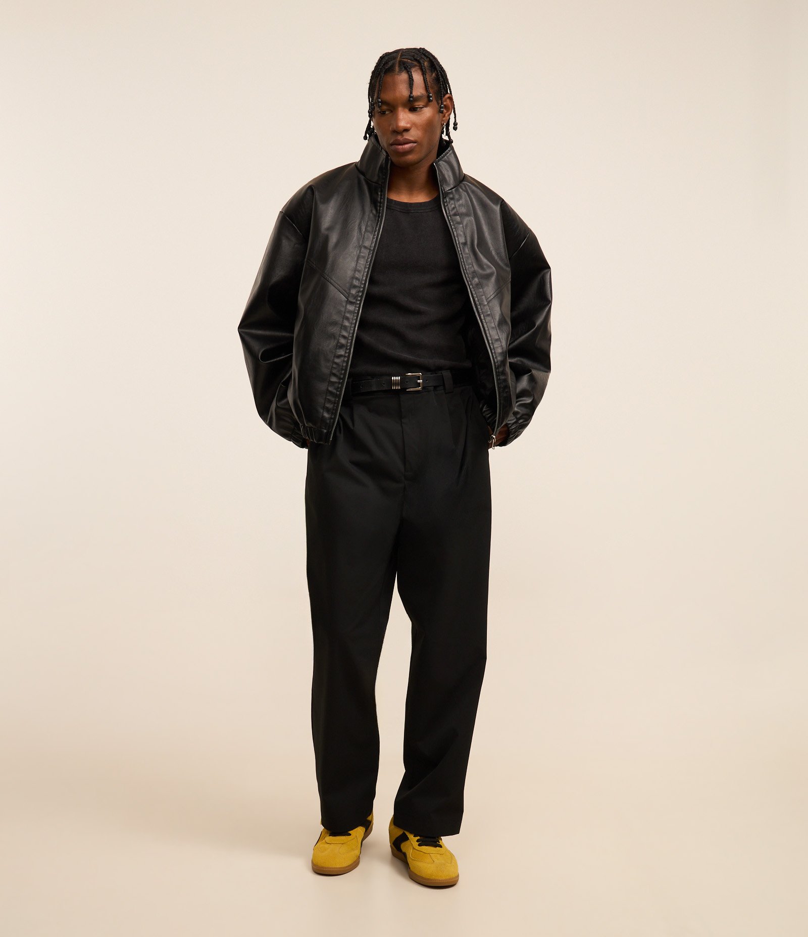 Jaqueta Boxy em Material Sintético com Gola Alta e Recortes Preto 2