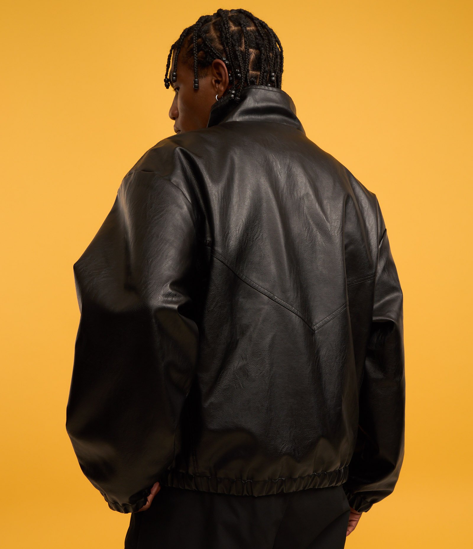 Jaqueta Boxy em Material Sintético com Gola Alta e Recortes Preto 3