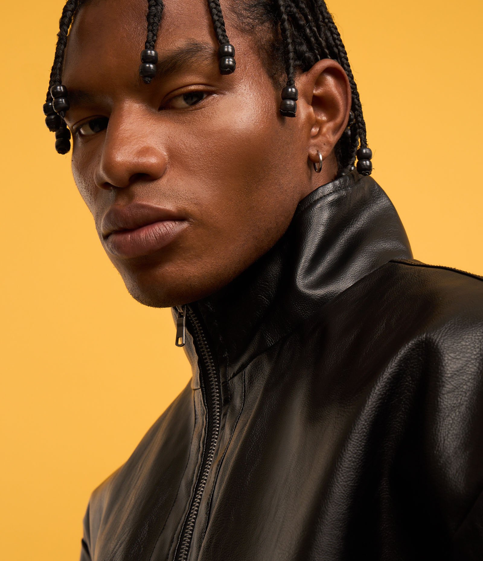 Jaqueta Boxy em Material Sintético com Gola Alta e Recortes Preto 4