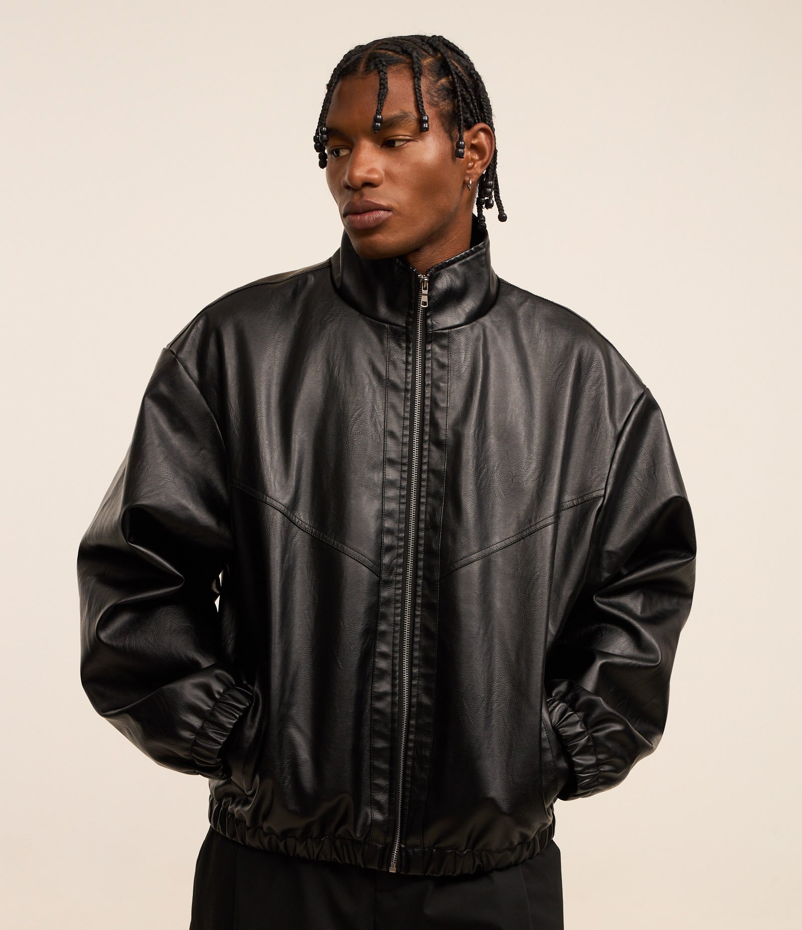 Jaqueta Boxy em Material Sintético com Gola Alta e Recortes Preto 5