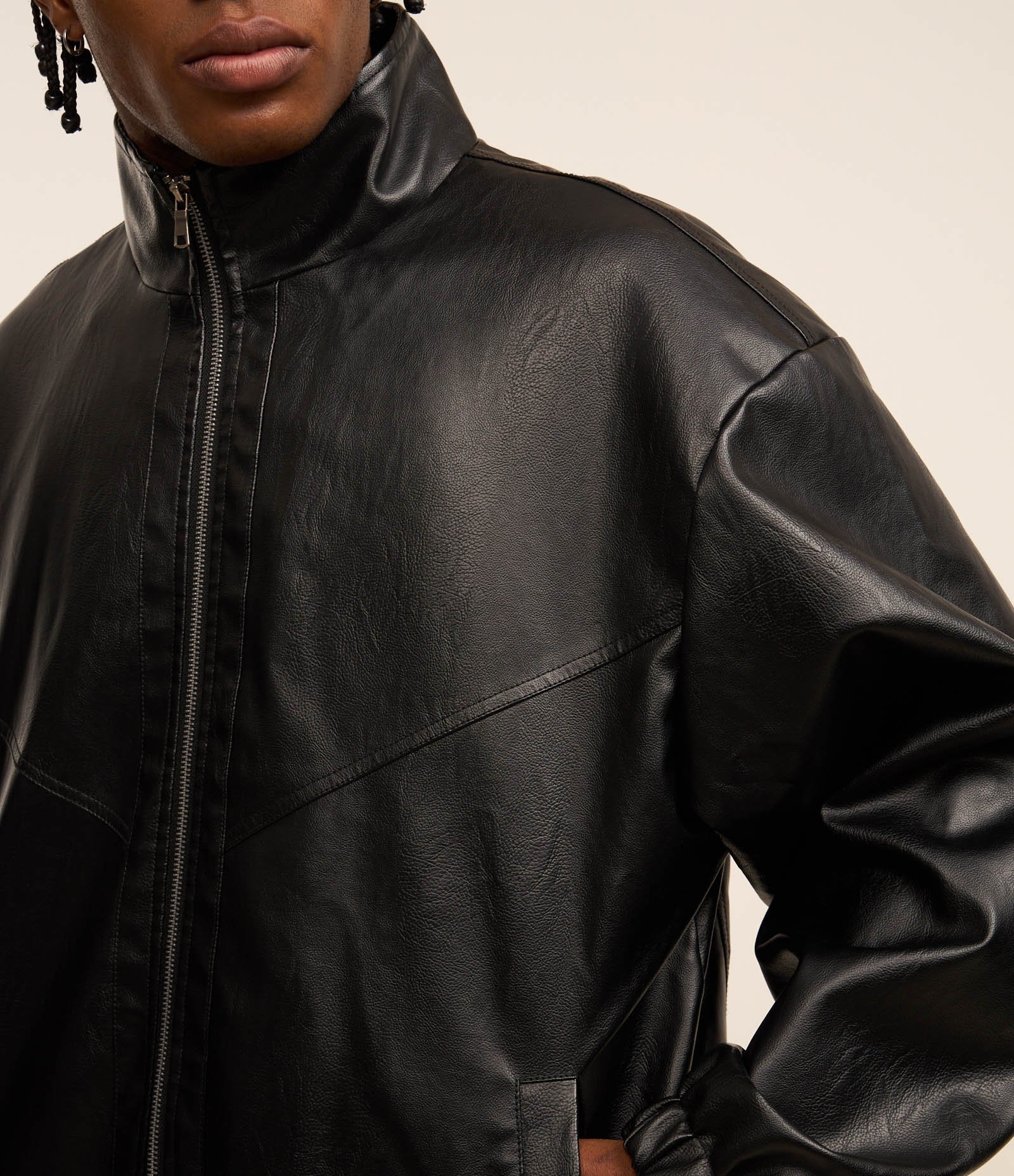 Jaqueta Boxy em Material Sintético com Gola Alta e Recortes Preto 6