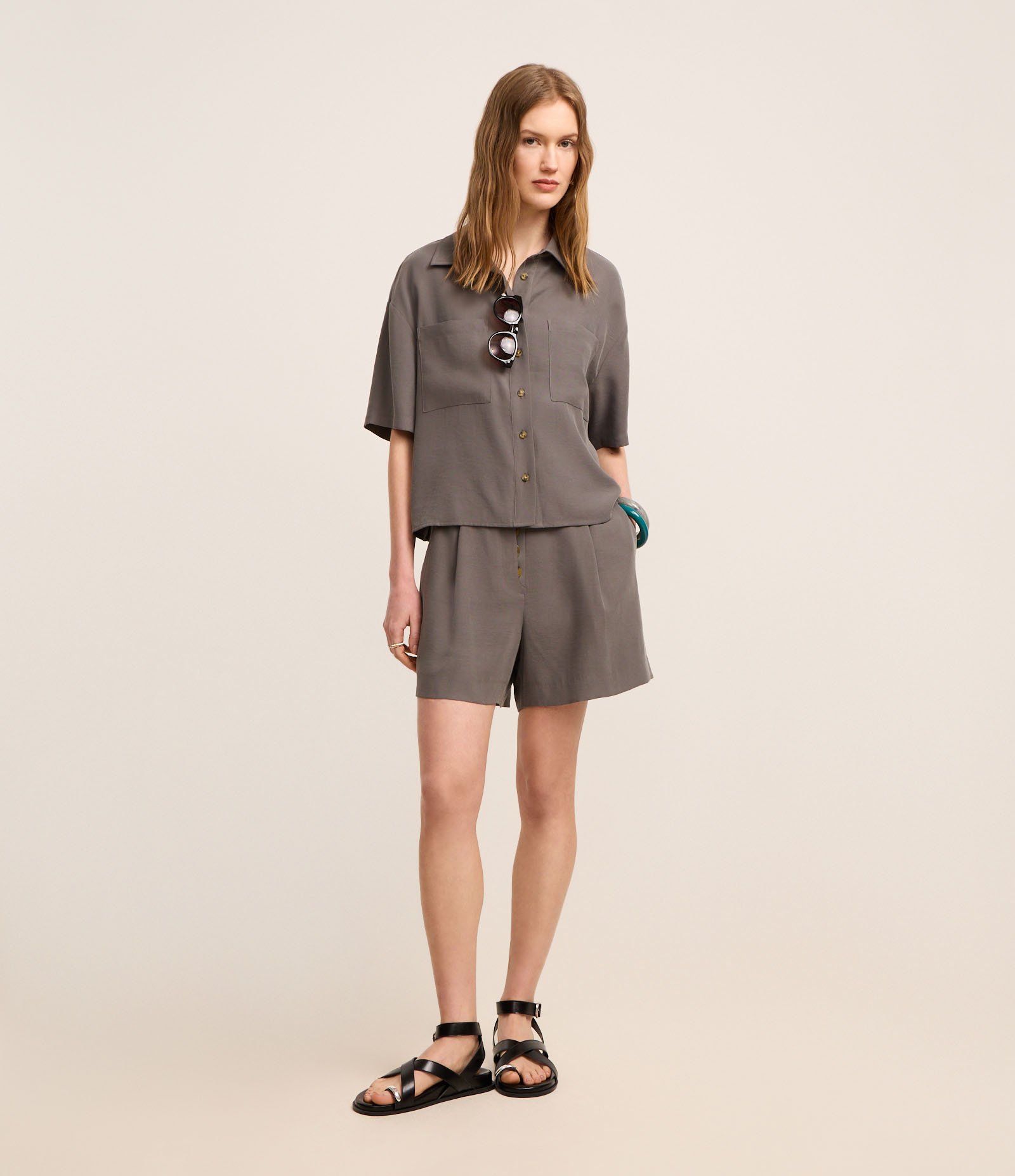 Camisa em Viscose com Abotoamento e Bolsos Cinza 2