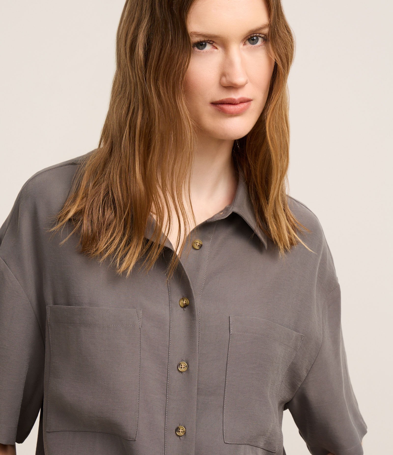 Camisa em Viscose com Abotoamento e Bolsos Cinza 3