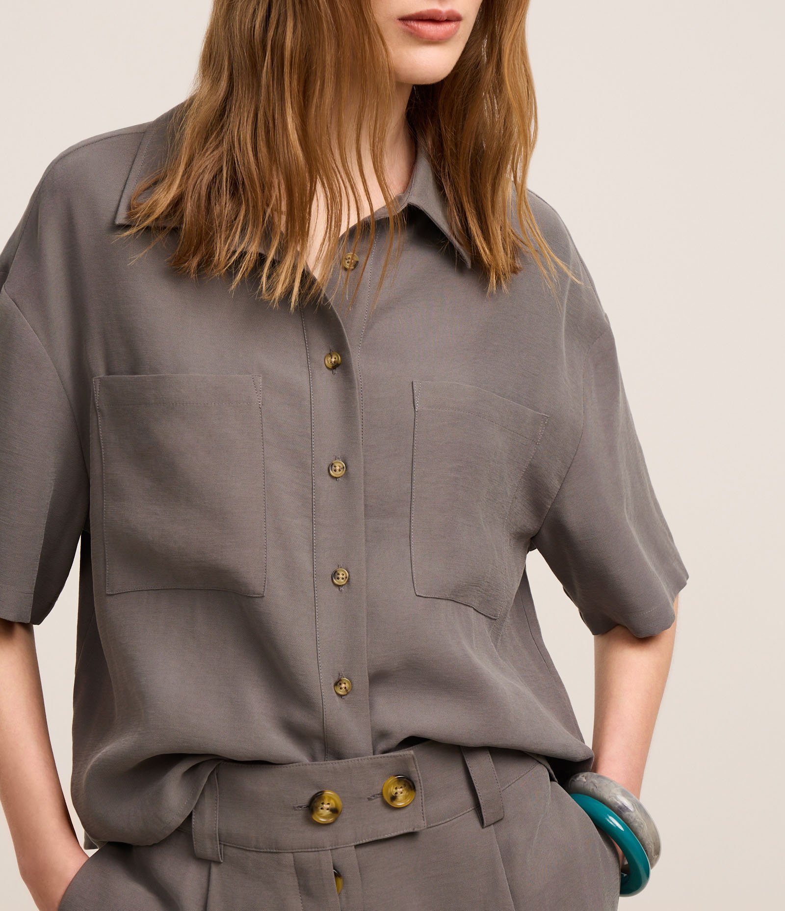 Camisa em Viscose com Abotoamento e Bolsos Cinza 4