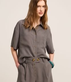 Camisa em Viscose com Abotoamento e Bolsos